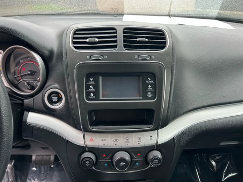 Used 2019 Dodge Journey SE image 20