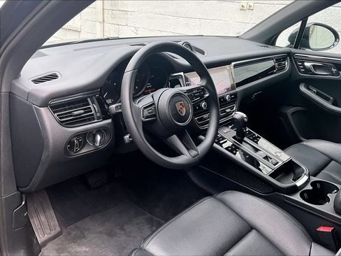 Certified 2025 Porsche Macan AWD/4WD image 4