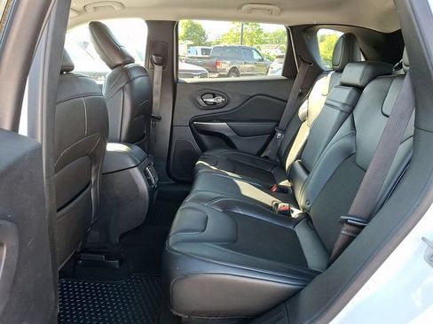 Used 2019 Jeep Cherokee Latitude Plus w/ Cold Weather Group AWD/4WD image 10