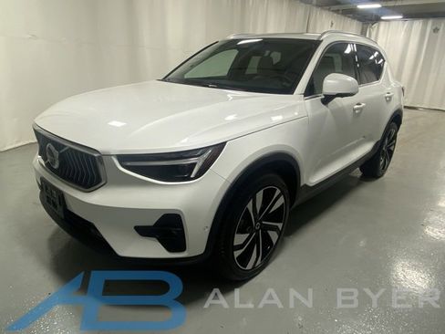 Used 2025 Volvo XC40 B5 Ultra image 1