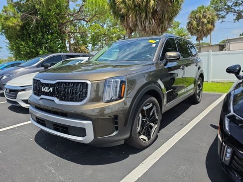 Used 2025 Kia Telluride EX w/ EX Captain's Chair Package FWD image 5