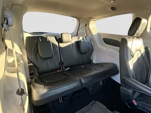 Used 2024 Chrysler Pacifica Touring-L image 28