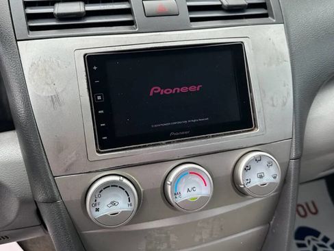 Used 2011 Toyota Camry LE image 9