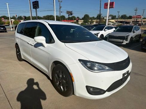 Used 2019 Chrysler Pacifica Touring Plus w/ Advanced Safetytec Group FWD image 3