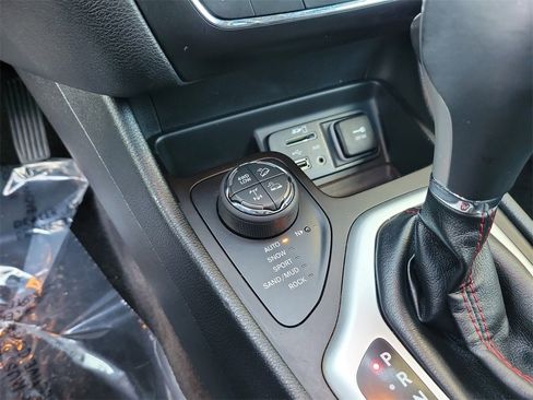 Used 2018 Jeep Cherokee Trailhawk image 24