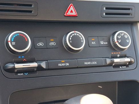 Used 2024 Kia Carnival LX FWD image 16