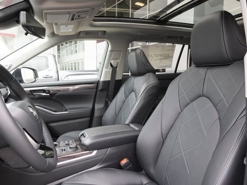 New 2026 Toyota Highlander Platinum AWD/4WD image 9