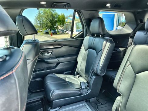 Used 2025 Honda Pilot TrailSport image 13