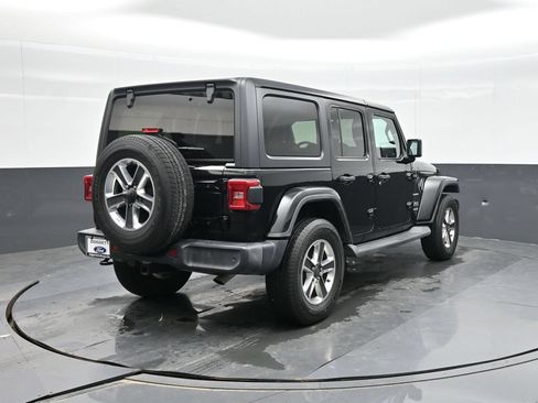 Used 2018 Jeep Wrangler Unlimited Sahara AWD/4WD image 7