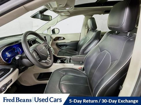 Used 2023 Chrysler Pacifica Limited image 24