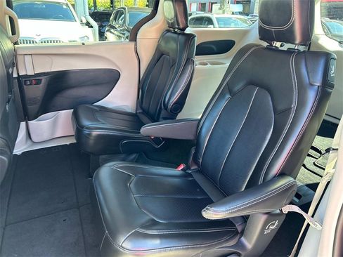 Used 2024 Chrysler Pacifica Touring-L image 15