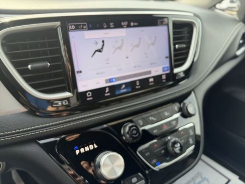 Used 2024 Chrysler Pacifica Touring-L w/ S Appearance Package image 16