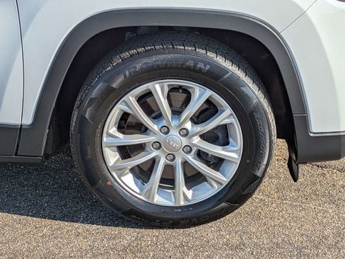 Used 2019 Jeep Cherokee Latitude w/ Popular Appearance Group FWD image 11