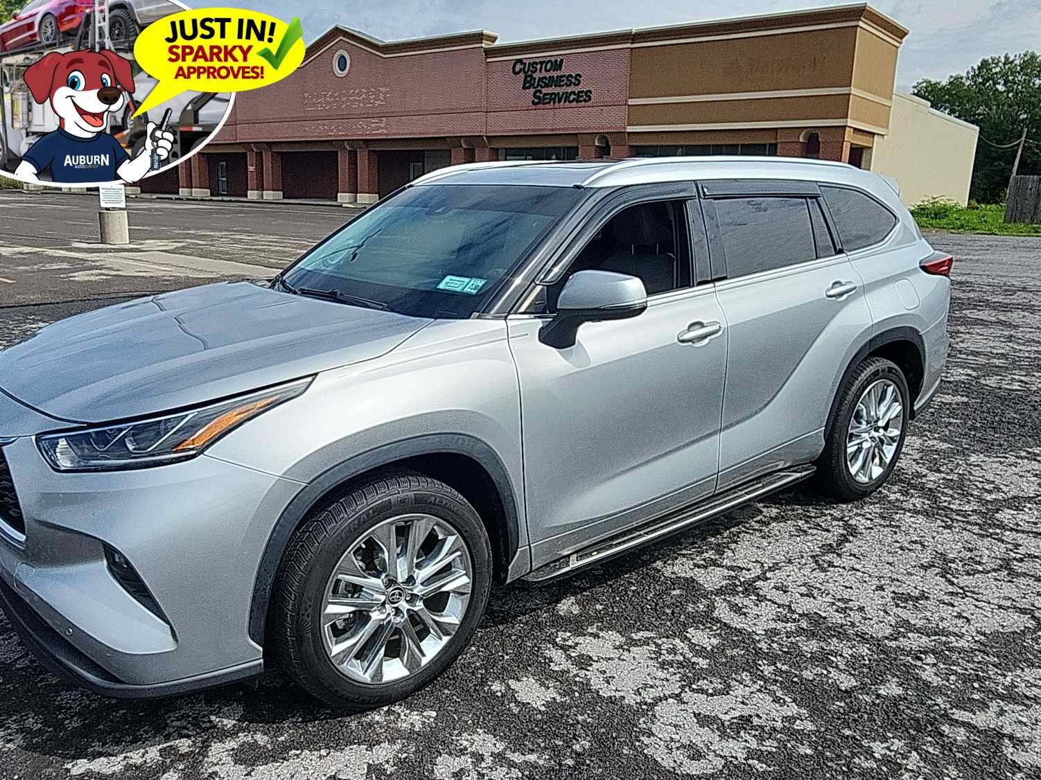 Used 2022 Toyota Highlander Limited FWD image 3