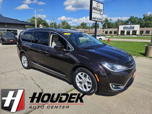 Used 2017 Chrysler Pacifica Touring-L Plus w/ Advanced Safetytec Group FWD image 1