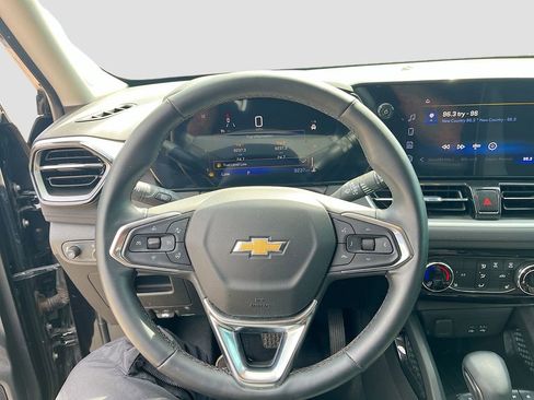 Used 2024 Chevrolet TrailBlazer LT w/ LT Cold Weather Package FWD image 11