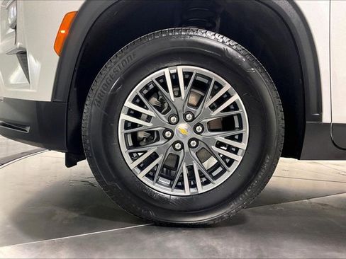 Used 2025 Chevrolet Traverse LT image 9