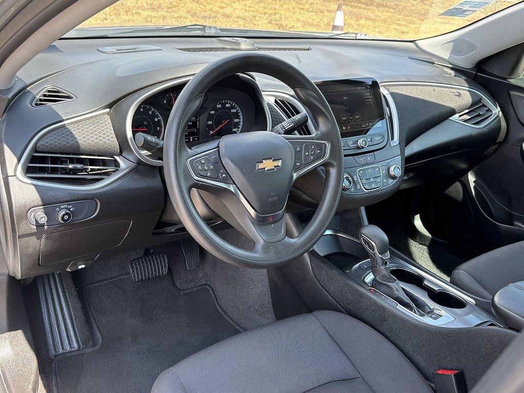 Used 2025 Chevrolet Malibu LT FWD image 11