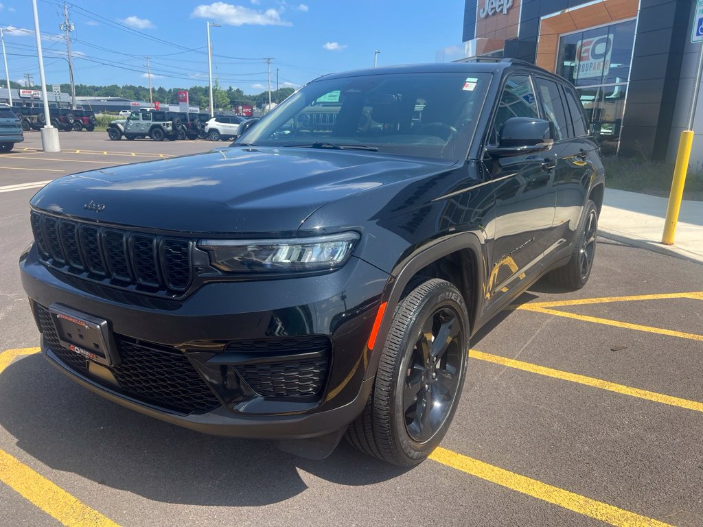 Used 2023 Jeep Grand Cherokee Altitude AWD/4WD image 7