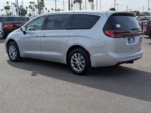 New 2026 Chrysler Pacifica Limited image 4