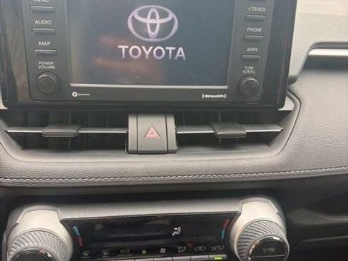 Used 2021 Toyota RAV4 LE image 5