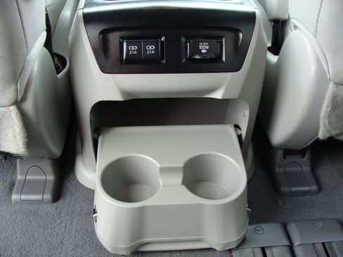 Used 2019 Toyota Sienna XLE w/ XLE Navigation Package FWD image 33