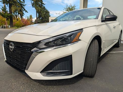 Used 2025 Nissan Altima 2.5 SV AWD/4WD image 3