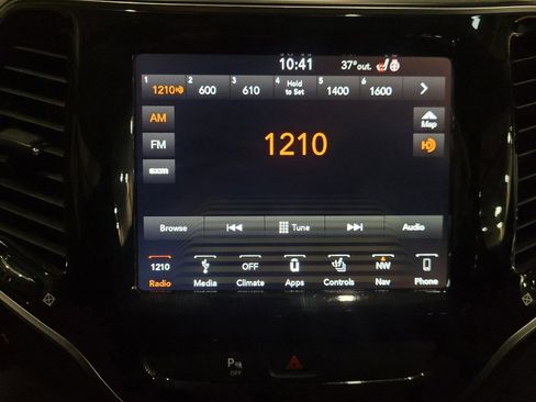 Used 2019 Jeep Cherokee Limited image 25