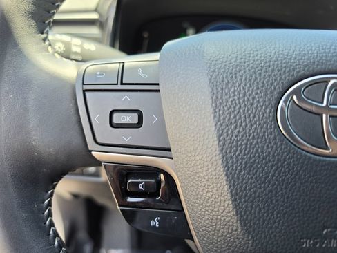 Used 2025 Toyota Camry SE w/ Convenience Package FWD image 15