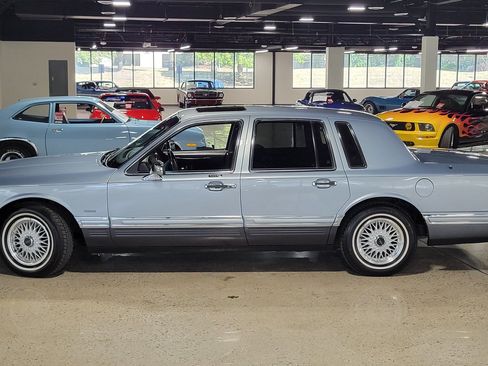 Used 1993 Lincoln Town Car Signature RWD image 23