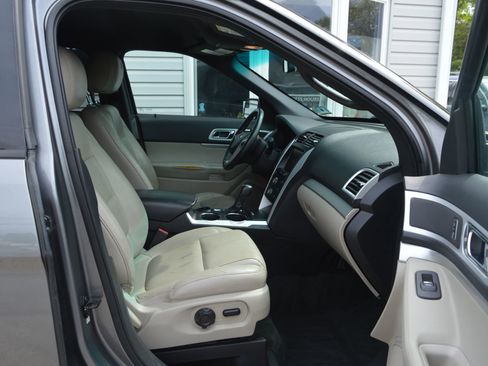 Used 2014 Ford Explorer XLT w/ Equipment Group 202A FWD image 21