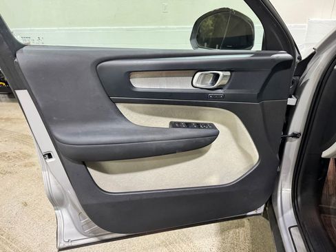 Used 2023 Volvo XC40 B5 Plus image 24