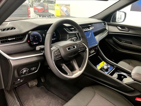 Used 2025 Jeep Grand Cherokee Laredo X w/ Luxury Tech Group I AWD/4WD image 8