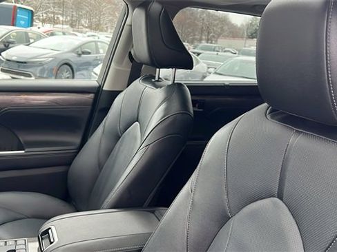 Certified 2025 Toyota Highlander Limited image 17