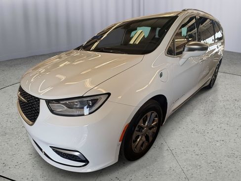 Used 2024 Chrysler Pacifica Pinnacle FWD image 11