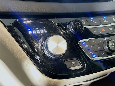Used 2023 Chrysler Pacifica Touring-L image 23