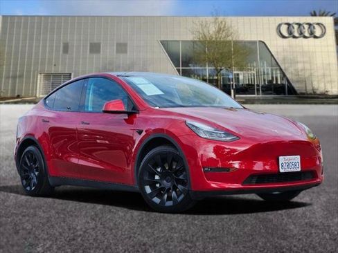 Used 2022 Tesla Model Y Long Range AWD/4WD image 1