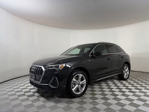 Used 2023 Audi Q3 2.0T Premium w/ Convenience Package image 3