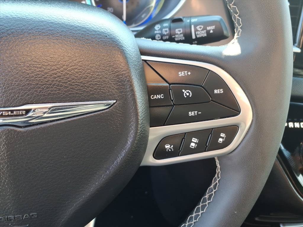 Used 2025 Chrysler Pacifica Select FWD image 25