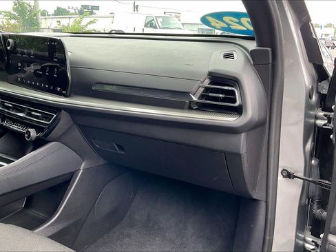 Used 2024 Chevrolet Traverse LT AWD/4WD image 17