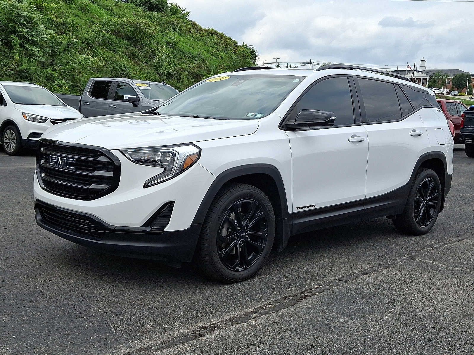 Used 2021 GMC Terrain SLE w/ Driver Convenience Package AWD/4WD image 3