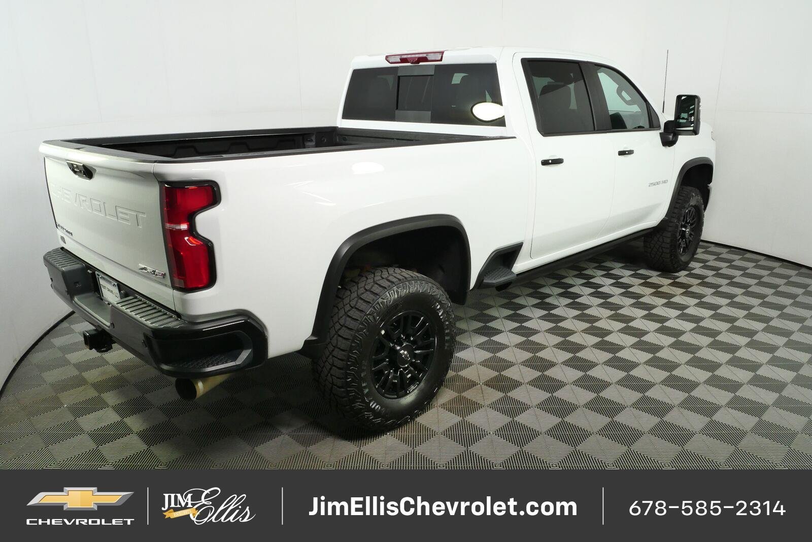 Used 2025 Chevrolet Silverado 2500 ZR2 w/ Technology Package AWD/4WD image 3