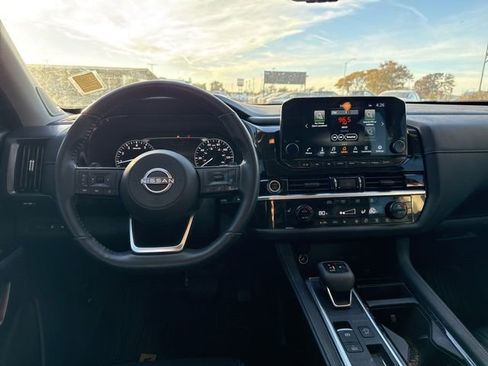 Used 2024 Nissan Pathfinder SL w/ SL Premium Package image 21