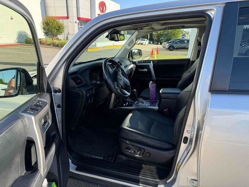 Used 2020 Toyota 4Runner SR5 Premium w/ Moonroof Package AWD/4WD image 9