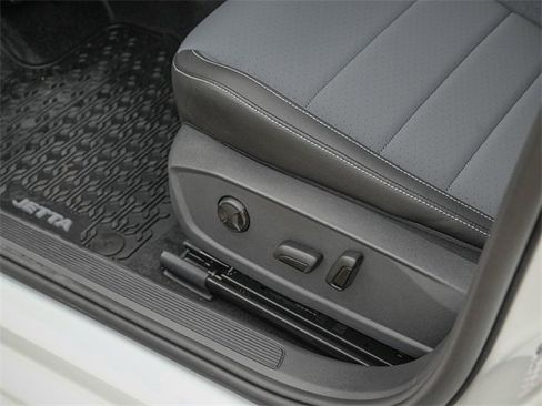 Certified 2025 Volkswagen Jetta SE image 17