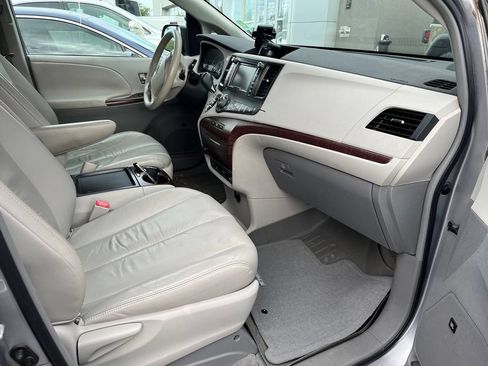 Used 2011 Toyota Sienna XLE w/ Premium Pkg AWD/4WD image 6