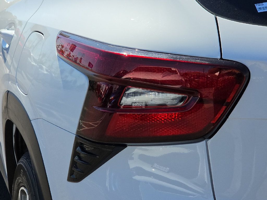 Used 2025 Chevrolet Trax LT FWD image 9