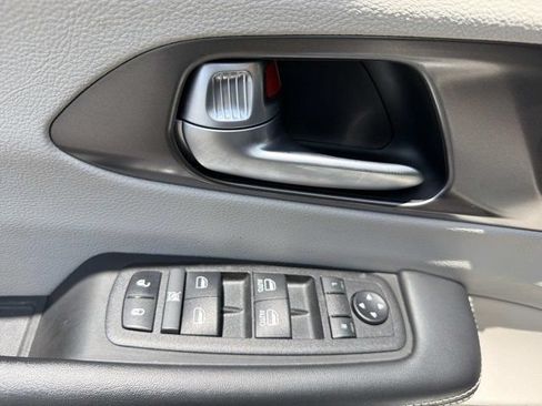 Used 2024 Chrysler Pacifica Touring-L FWD image 8