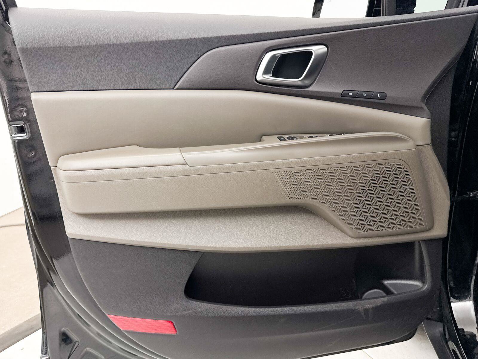 Used 2025 Kia Carnival EX FWD image 31