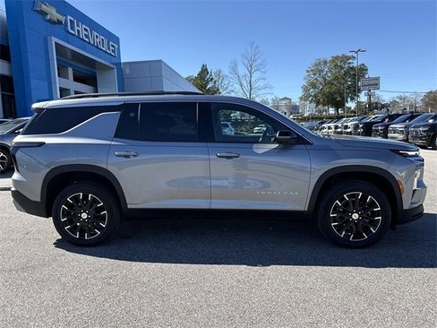 Used 2025 Chevrolet Traverse LT w/ Sun and Wheel Package image 2